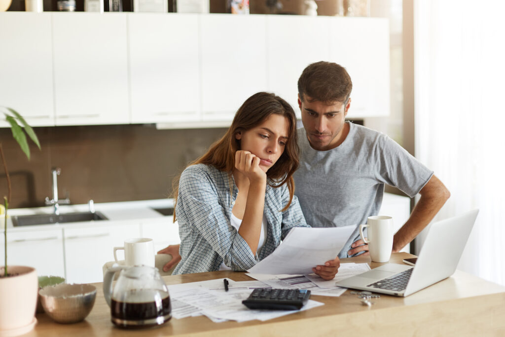 Picture,Of,Young,Wife,And,Husband,In,Kitchen,Having,Concentrated