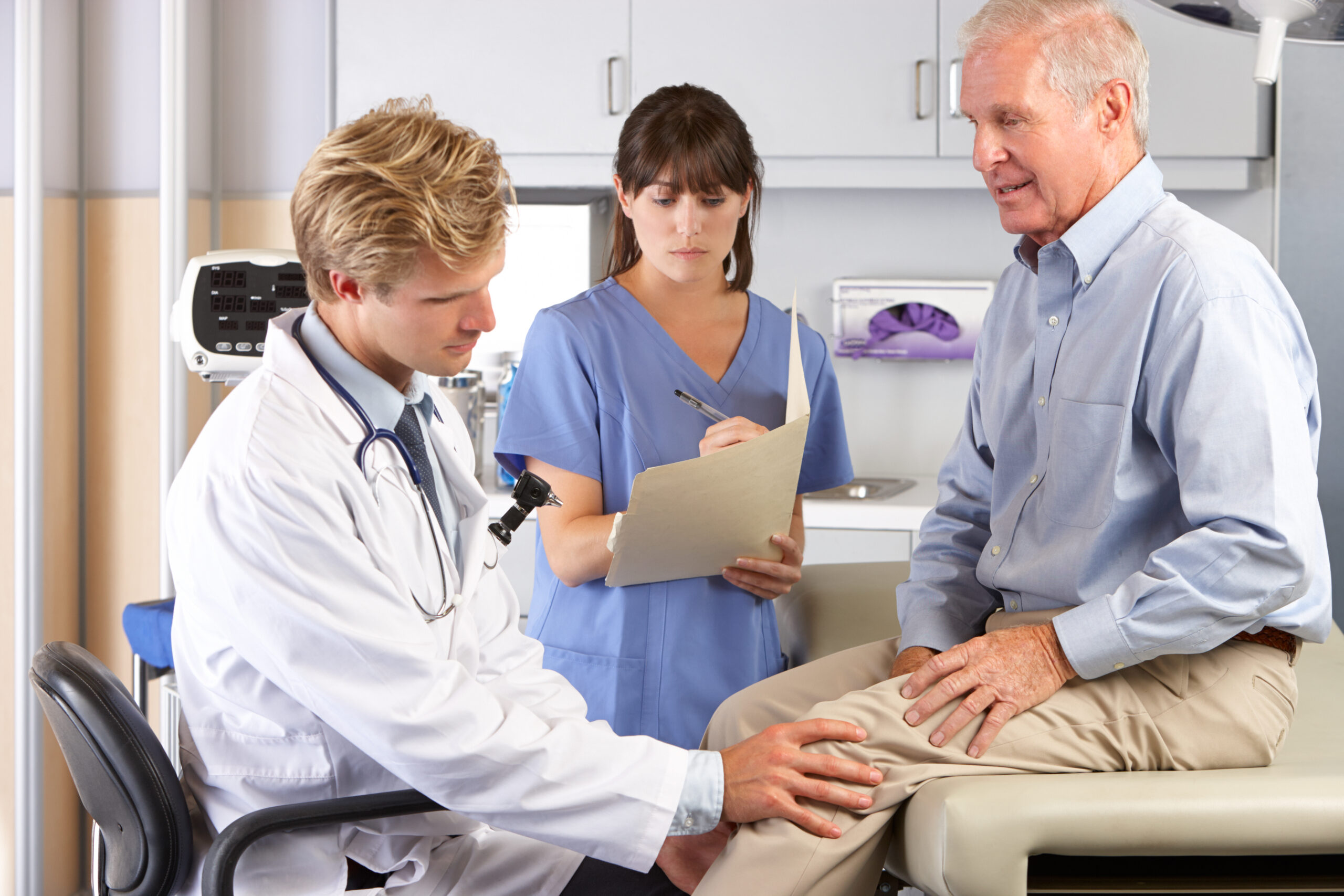 Doctor,Examining,Male,Patient,With,Knee,Pain